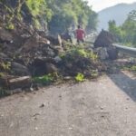 डीएम आशीष भटगांई की सख्त कार्रवाई, लापरवाही बरतने वाले अधिकारियों पर गिरी गाज, पीएमजीएसवाई जेई सस्पेंड