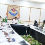 केंद्र सरकार द्वारा निर्देशित और अपेक्षित कार्यक्रमों और योजनाओं के क्रियान्वयन में तेजी लाए – मुख्य सचिव आनंद बर्धन