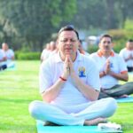 सीएम धामी के साथ मुख्यमंत्री कार्यालय के अधिकारियों और कर्मचारियों ने किया योगाभ्यास