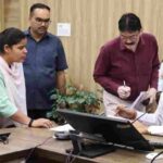 डीएम के आक्रमक रुख के बाद विधवा महिला फरियादी को आखिरकार मिला न्याय, चौखट पर ही जाकर निजी बैंक डीसीबी ने लौटाये सम्पति के कागज
