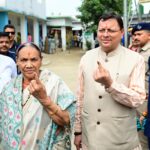 सीएम धामी ने मां संग किया मतदान, ग्रामीणों से बढ़चढ़ कर वोटिंग की अपील