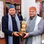 मुख्यमंत्री श्री पुष्कर सिंह धामी से मुख्यमंत्री आवास में केंद्रीय राज्य मंत्री डॉ. राज भूषण चौधरी ने की शिष्टाचार भेंट  मुख्यमंत्री श्री पुष्कर सिंह धामी से आज मुख्यमंत्री आवास में भारत सरकार के केंद्रीय राज्य मंत्री (जल शक्ति मंत्रालय) डॉ. राज भूषण चौधरी ने शिष्टाचार भेंट की। इस अवसर पर राज्य एवं केंद्र के बीच जल संसाधन प्रबंधन, पेयजल योजनाओं, सिंचाई, स्वच्छ जल उपलब्धता और उत्तराखंड की भौगोलिक परिस्थितियों के अनुरूप जल संरक्षण से जुड़े विभिन्न महत्वपूर्ण विषयों पर सकारात्मक एवं सार्थक चर्चा हुई।  भेंट के दौरान मुख्यमंत्री श्री पुष्कर सिंह धामी ने उत्तराखंड की पर्वतीय भौगोलिक संरचना, जल स्रोतों की संवेदनशीलता और राज्य में सतत जल प्रबंधन की आवश्यकता पर विस्तार से प्रकाश डाला। उन्होंने कहा कि उत्तराखंड न केवल देश की प्रमुख नदियों का उद्गम स्थल है, बल्कि “जल जीवन मिशन” और अन्य केंद्रीय योजनाओं के प्रभावी क्रियान्वयन के माध्यम से राज्य सरकार हर घर तक स्वच्छ पेयजल पहुंचाने के लिए प्रतिबद्ध है।  मुख्यमंत्री ने केंद्रीय राज्य मंत्री को अवगत कराया कि राज्य सरकार केंद्र सरकार के सहयोग से पेयजल आपूर्ति, जल संरक्षण, वर्षा जल संचयन और सिंचाई परियोजनाओं को प्राथमिकता के साथ आगे बढ़ा रही है। उन्होंने यह भी कहा कि पर्वतीय क्षेत्रों में जल स्रोतों के पुनर्जीवन और परंपरागत जल संरचनाओं के संरक्षण पर विशेष ध्यान दिया जा रहा है, ताकि भविष्य की पीढ़ियों के लिए जल सुरक्षा सुनिश्चित की जा सके।  केंद्रीय राज्य मंत्री डॉ. राज भूषण चौधरी ने उत्तराखंड में जल शक्ति मंत्रालय की विभिन्न योजनाओं के प्रभावी क्रियान्वयन की सराहना की। उन्होंने कहा कि केंद्र सरकार उत्तराखंड जैसे हिमालयी राज्य की विशेष आवश्यकताओं को ध्यान में रखते हुए हर संभव सहयोग प्रदान कर रही है। उन्होंने जल जीवन मिशन, नमामि गंगे, जल संरक्षण और स्वच्छता से जुड़ी योजनाओं में राज्य सरकार के प्रयासों की प्रशंसा की।  इस दौरान मुख्यमंत्री एवं केंद्रीय मंत्री के बीच राज्य में भविष्य की जल परियोजनाओं, केंद्र–राज्य समन्वय को और सुदृढ़ करने तथा जल संसाधनों के सतत उपयोग को लेकर भी विचार-विमर्श हुआ। इस अवसर पर मुख्यमंत्री श्री धामी ने विश्वास व्यक्त किया कि केंद्र सरकार के सहयोग से उत्तराखंड जल प्रबंधन के क्षेत्र में एक मॉडल राज्य के रूप में उभरकर सामने आएगा।